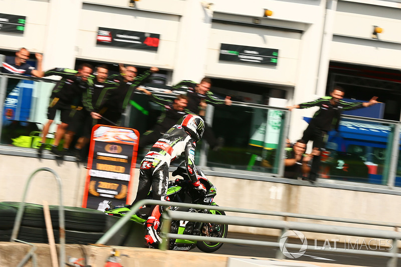 Il vincitore della gara e Campione 2017 Jonathan Rea, Kawasaki Racing