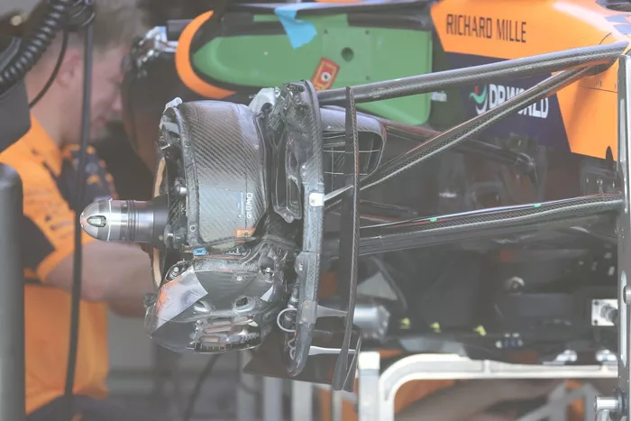 ماكلارين MCL40، التفاصيل الفنية