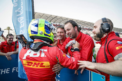Il vincitore Lucas di Grassi, ABT Schaeffler Audi Sport, nel parco chiuso con la squadra