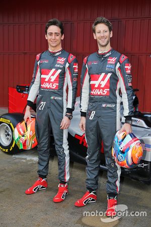 Esteban Gutiérrez, Haas F1 Team y Romain Grosjean, Haas F1 Team, presentan el Haas VF-16