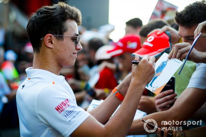 Lando Norris, McLaren firma un autógrafo para un fan