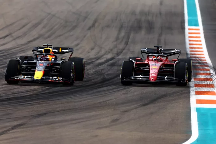 Max Verstappen, Red Bull Racing RB18 adelanta a Charles Leclerc, Ferrari F1-75