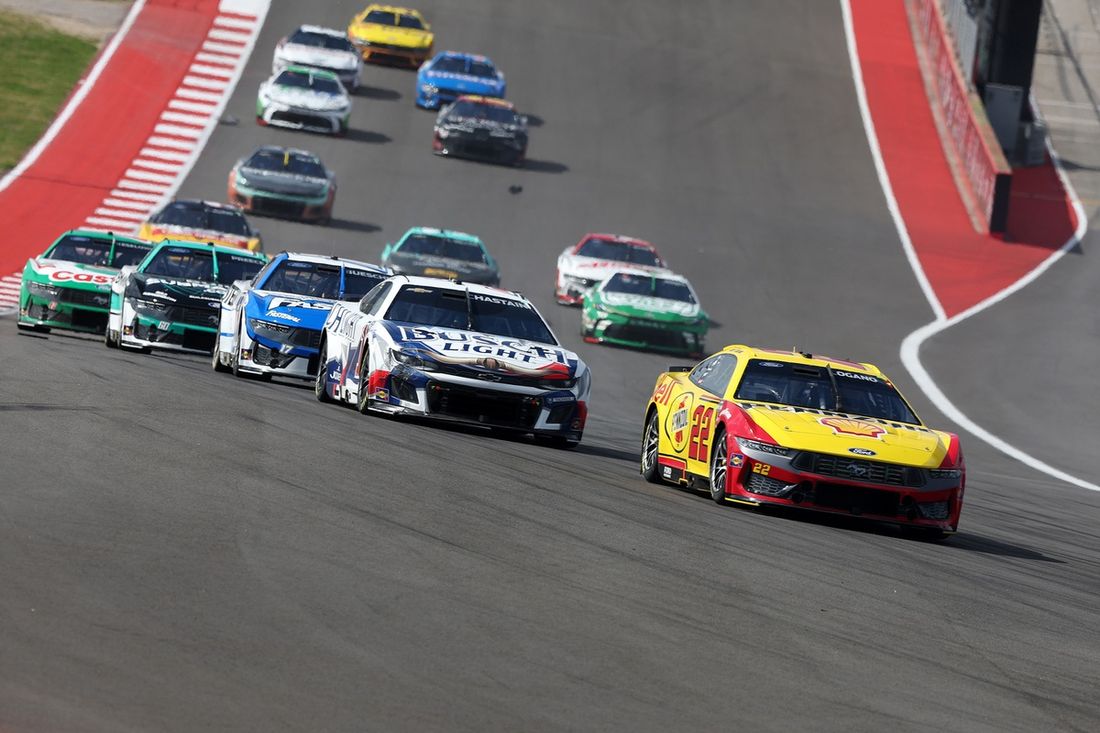 Joey Logano, Team Penske Ford, Ross Chastain, Trackhouse Racing Chevrolet