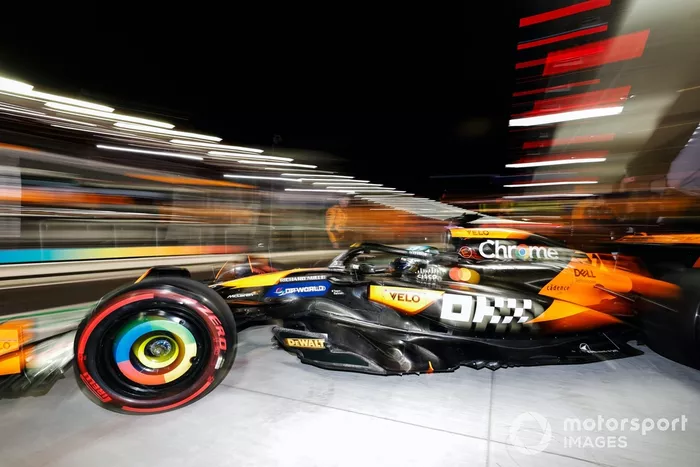 Oscar Piastri, McLaren MCL38, sale del garaje