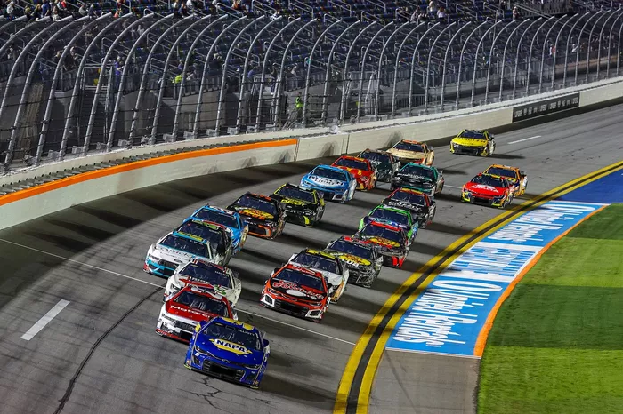 Chase Elliott, Hendrick Motorsports Chevrolet, Josh Berry, Wood Brothers Racing Ford, Justin Haley, Spire Motorsports Chevrolet