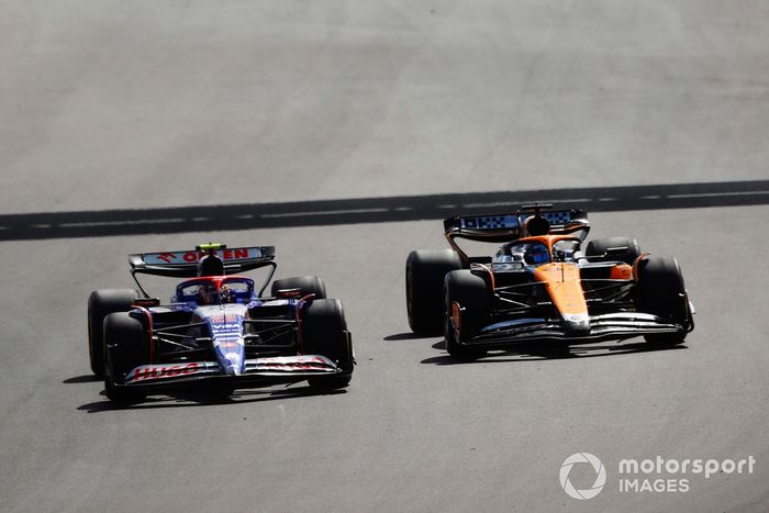 Yuki Tsunoda, RB F1 Team VCARB 01 lucha con Oscar Piastri, McLaren MCL38 