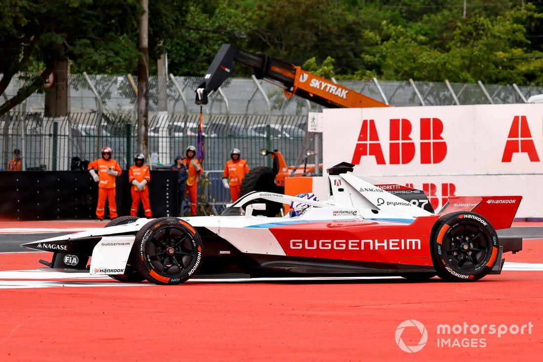 Jake Dennis Andretti Fórmula E Porsche 99X Electric Gen3 parado en pista tras un problema