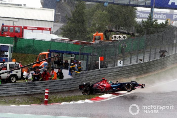 Vitantonio Liuzzi,  Scuderia Toro Rosso STR2, trompea