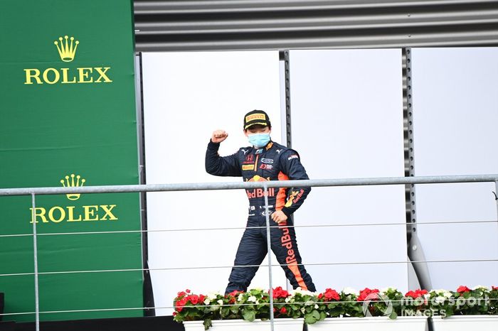 Yuki Tsunoda, Carlin, primo posto, arriva sul podio