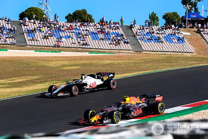 Alex Albon, Red Bull Racing RB16, Romain Grosjean, Haas VF-20 