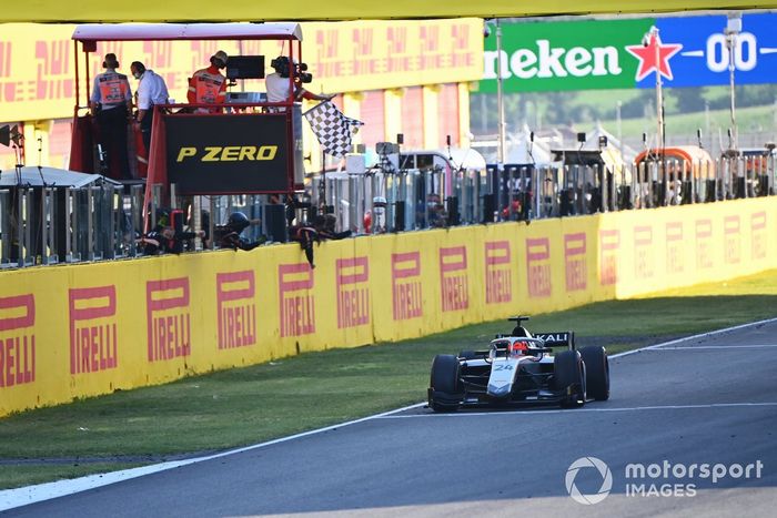 Nikita Mazepin, Gran Premio Hitech, toma la bandera a cuadros para la victoria