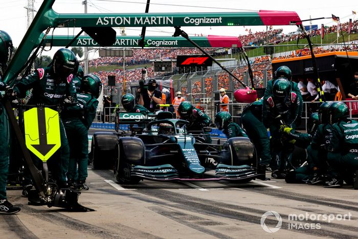 Sebastian Vettel, Aston Martin AMR21, hace una parada en pits