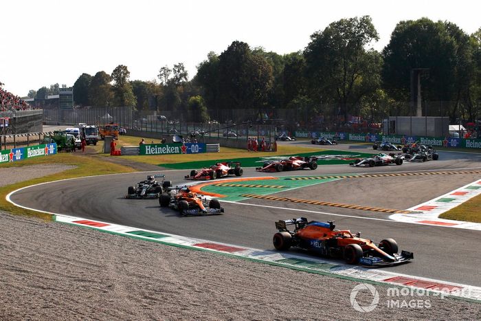 Daniel Ricciardo, McLaren MCL35M, Lando Norris, McLaren MCL35M, Lewis Hamilton, Mercedes W12