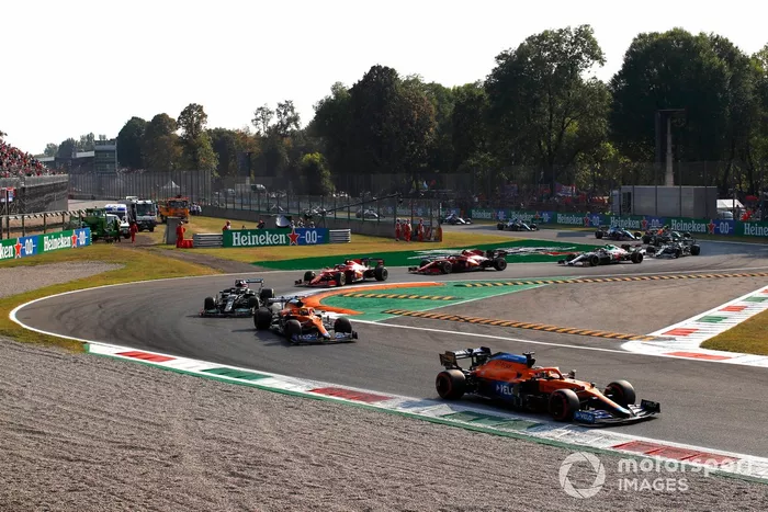 Daniel Ricciardo, McLaren MCL35M, Lando Norris, McLaren MCL35M, Lewis Hamilton, Mercedes W12