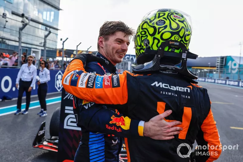 Max Verstappen, Red Bull Racing, 2e position, félicite Lando Norris, McLaren F1 Team, 1re position, au Parc Ferme. 
