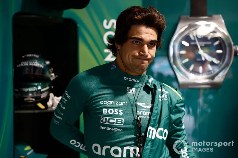 Lance Stroll, Aston Martin F1 Team, se prépare dans le garage 