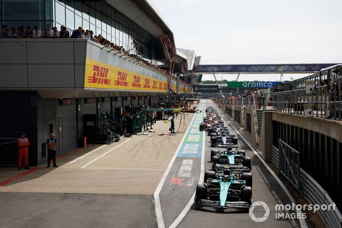 Fernando Alonso, Aston Martin AMR23, Lance Stroll, Aston Martin AMR23, otros en la cola para salir de boxes.