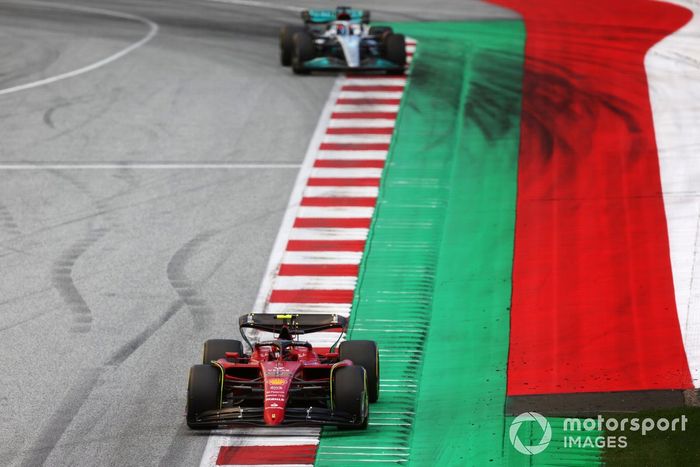 Carlos Sainz, Ferrari F1-75, George Russell, Mercedes W13