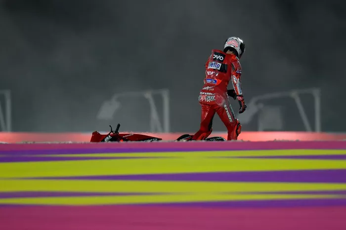 Francesco Bagnaia, equipo Ducati, tras la caída