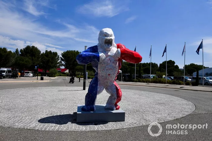 Estatua de un gorila en Paul Ricard