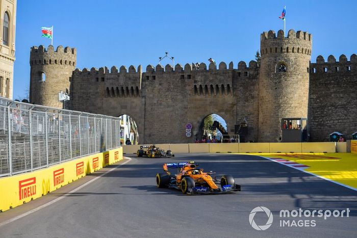 Carlos Sainz Jr., McLaren MCL34,  Romain Grosjean, Haas F1 Team VF-19