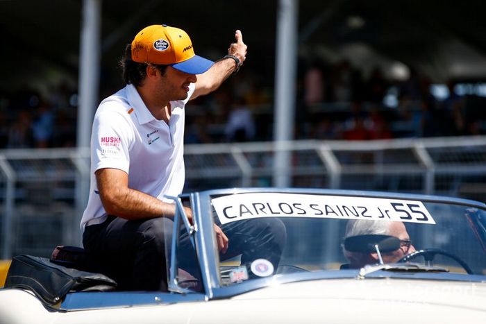 Carlos Sainz Jr, McLaren, en el desfile de pilotos