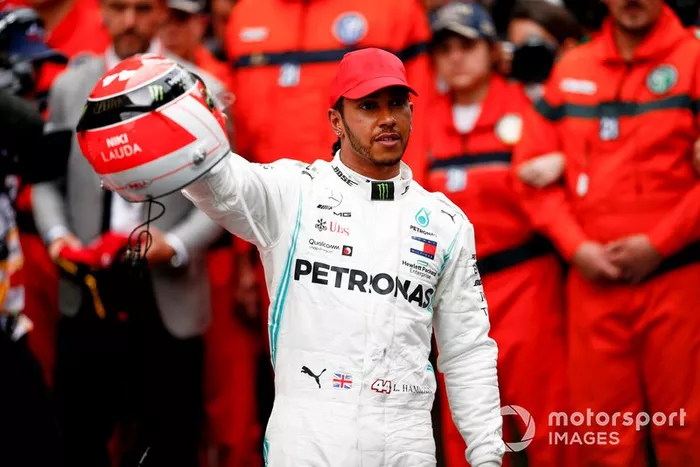 I modelli mostrano i cartelli che fanno parte del pre gara Lewis Hamilton, Mercedes AMG F1, festeggia nel parco chiuso