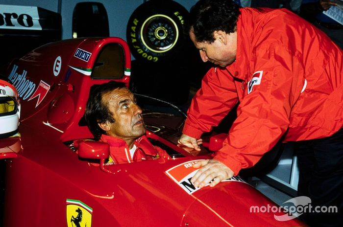 Carlos Reutemann se sienta en la Ferrari 412T1 mientras habla con Jean Todt