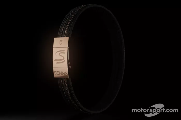 Bracelete com pedaços do pneu utilizado por Ayrton Senna no GP da Europa de 1993