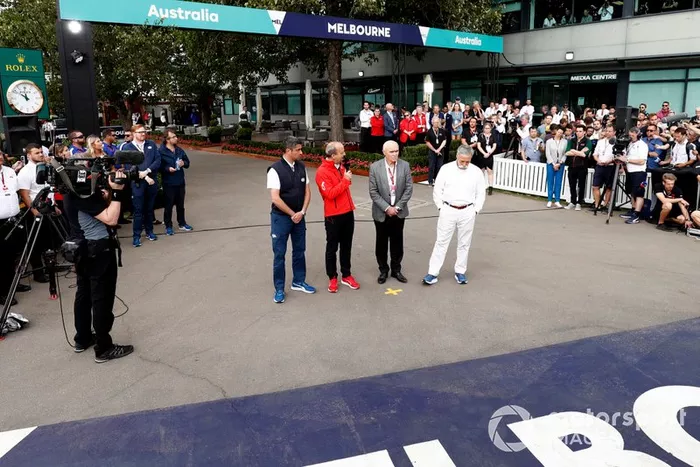 Michael Masi, Direttore di gara, Andrew Westacott, Australian Grand Prix Corporation CEO e Chase Carey, Presidente, Formula 1 parla con la stampa