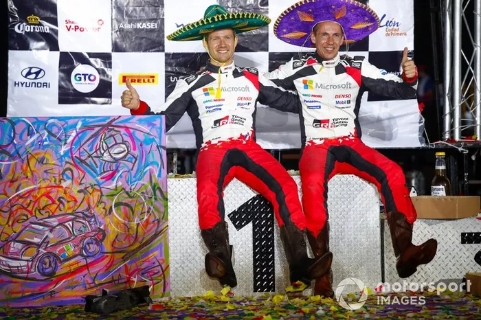 Podio: los ganadores Sébastien Ogier, Julien Ingrassia, Toyota Gazoo Racing WRT Toyota Yaris WRC