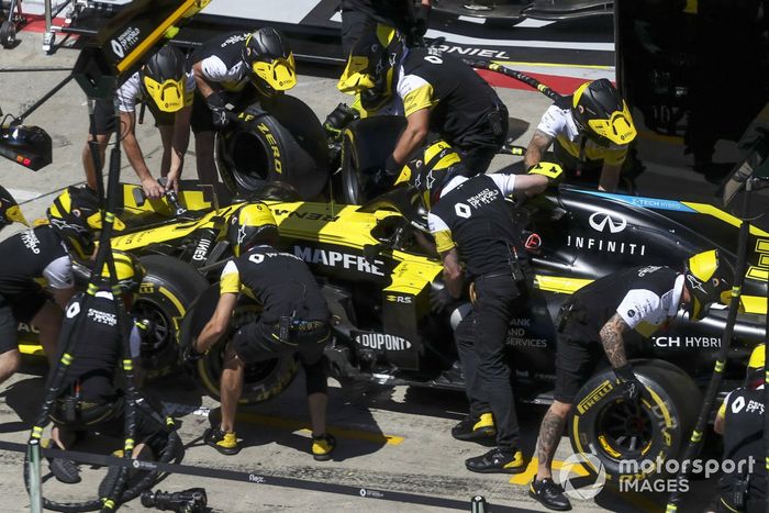 Práctica en los boxes de Renault con el coche de Esteban Ocon, Renault F1 Team R.S.20