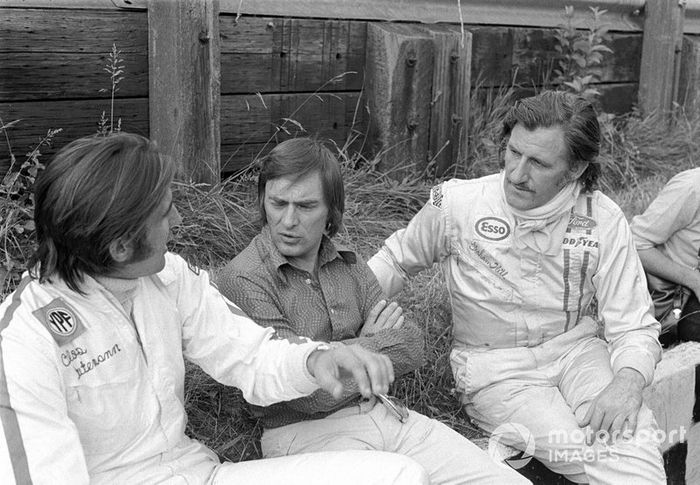 Carlos Reutemann, el jefe del equipo Brabham Bernie Ecclestone y Graham Hill