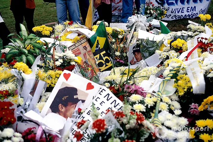 Los fans rinden homenaje a Ayrton Senna