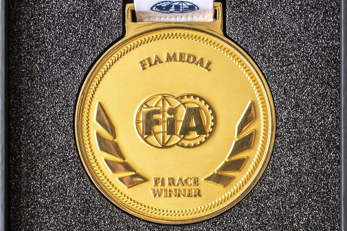 La medalla FIA para el piloto que gane una carrera de F1