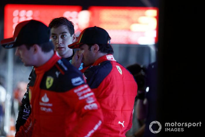 George Russell, Mercedes-AMG, en Parc Ferme con el hombre de la pole Carlos Sainz, Scuderia Ferrari, Charles Leclerc, Scuderia Ferrari, después de la Calificación