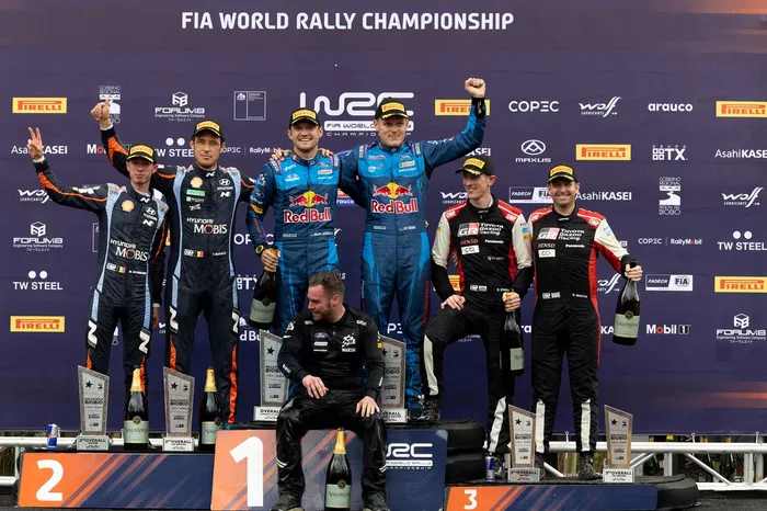 Podio: Ganadores Ott Tänak, Martin Järveoja, M-Sport Ford World Rally Team Ford Puma Rally1, segundo lugar Thierry Neuville, Martijn Wydaeghe, Hyundai World Rally Team Hyundai i20 N Rally1, tercer lugar Elfyn Evans, Scott Martin, Toyota Gazoo Racing WRT T