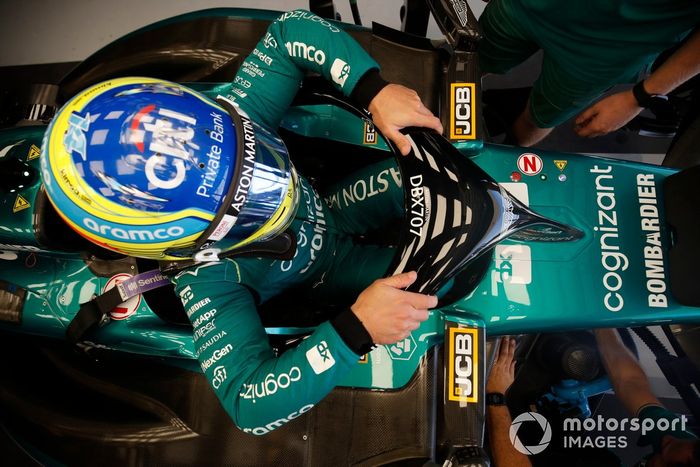 Fernando Alonso, Aston Martin F1 Team, se acomoda en su asiento