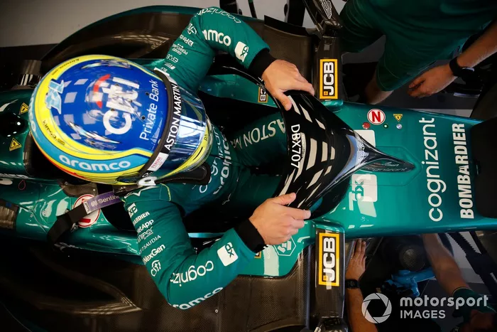 Fernando Alonso, Aston Martin F1 Team, se acomoda en su asiento