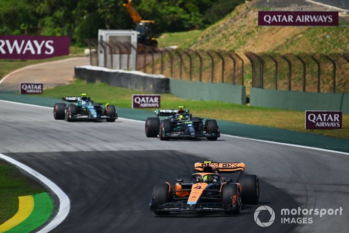 Lando Norris, McLaren MCL60, Lewis Hamilton, Mercedes F1 W14, Fernando Alonso, Aston Martin AMR23