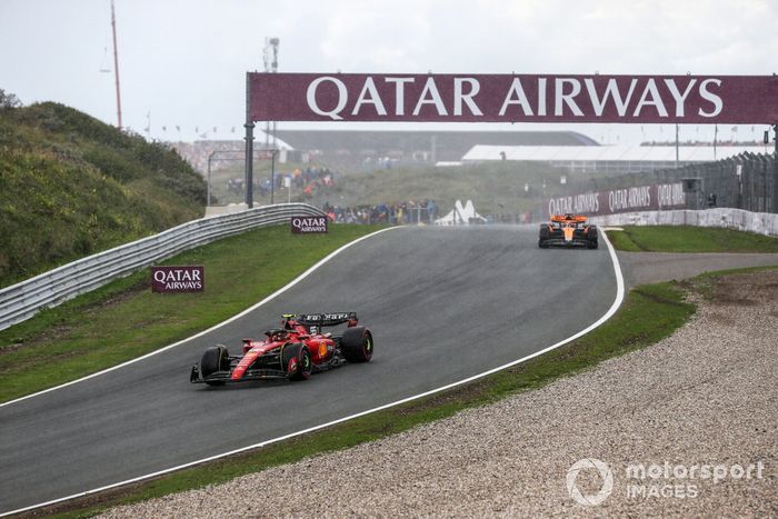 Carlos Sainz, Ferrari SF-23, adelanta a Oscar Piastri, McLaren MCL60