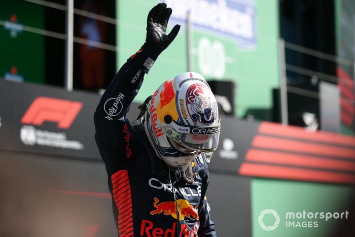 Max Verstappen, Red Bull Racing, celebra la pole en Parc Ferme