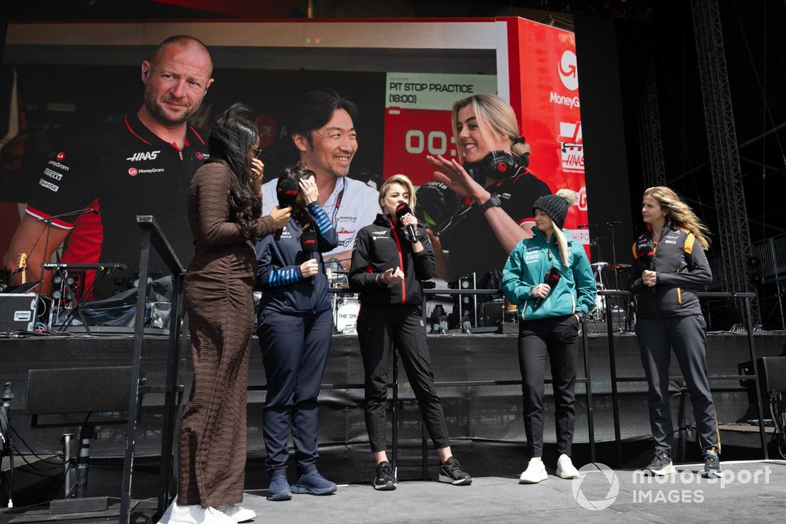 Na scenie Hannah Schmitz, główny inżynier ds. strategii w Red Bull Racing, z Faith Atack-Martin, trenerem wydajności i fizjoterapeutą zespołu w Haas F1 Team, wraz z Jessicą Hawkins, szefową Akademii F1 i ambasadorem kierowców w Aston Martin F1 Team, Steph