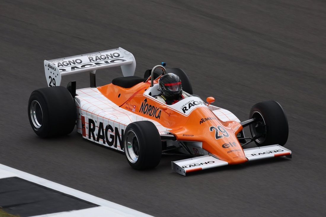 Arrows w barwach z 1982 roku bierze udział w pokazie historycznych bolidów F1.