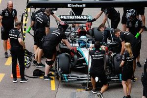 George Russell, Mercedes F1 W15, se recupera desde el pit lane