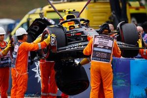 Los comisarios retiran el coche dañado de Sergio Pérez, Red Bull Racing RB20