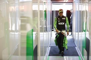 Valtteri Bottas, KICK Sauber, en el garaje 