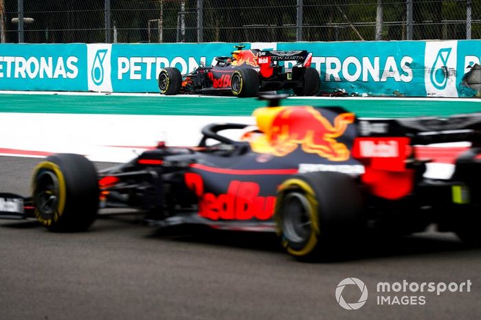 Alex Albon, Red Bull RB15 choca en la PL2 y Max Verstappen, Red Bull Racing RB15 