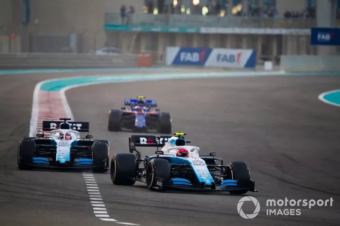 Robert Kubica, Williams FW42, precede George Russell, Williams Racing FW42, e Pierre Gasly, Toro Rosso STR14