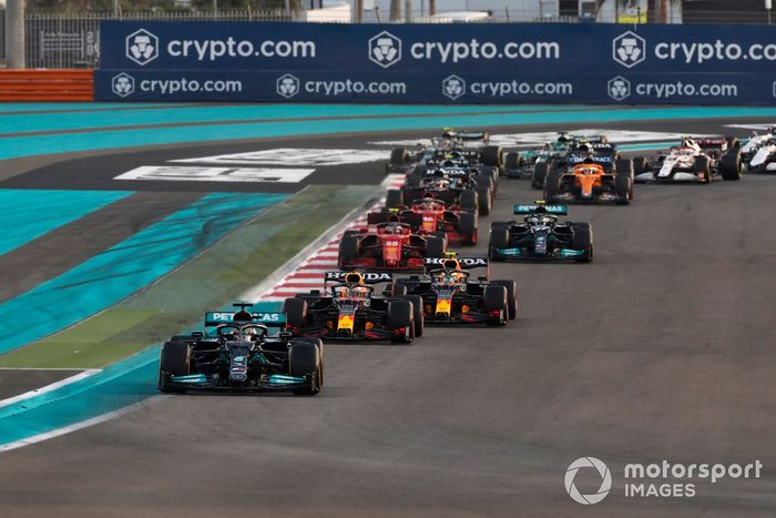 Lewis Hamilton, Mercedes W12, Max Verstappen, Red Bull Racing RB16B, Sergio Pérez, Red Bull Racing RB16B, el resto de la parrilla mientras Lando Norris, McLaren MCL35M, se va de largo